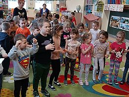 Dzieci tańczą na dywanie