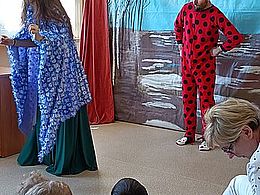 Pani w przebraniu Wiosny, pan w przebraniu biedronki 