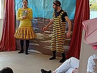 Kobieta i mężczyzna przebrani za pszczoły 