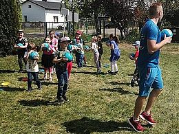 Dzieci wykonują ćwiczenia z piłką 