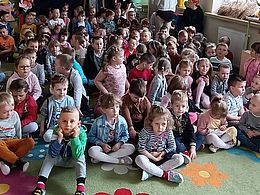 dzieci siedzące na dywanie