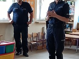 dwoje policjantów w mundurach