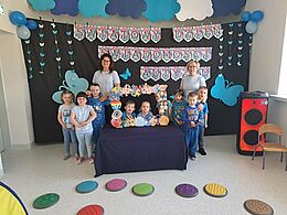 Grupa pozuje na tle napisu Światowy Dzień Świadomości Autyzmu 