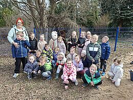 Dzieci pozują z alpakami