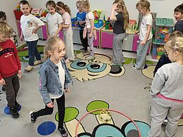 Dzieci idą po obwodzie koła