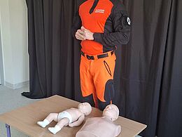 Mężczyzna w czarno pomarańczowym uniformie