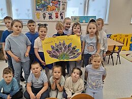 Dzieci prezentują plakat w żółtym kolorze