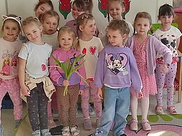 Dziewczynki z prezentami