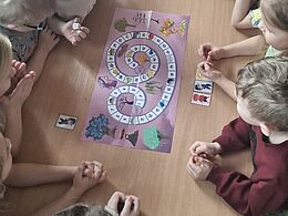 Dzieci grają w grę planszową 