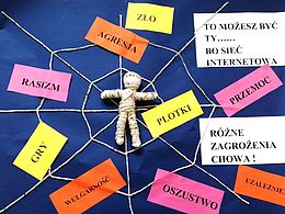 plakat: laleczka w sieci z liny oraz napisy na kolorowym tle