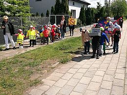 dzieci z transparentami podczas przemarszu ulicami miasta 