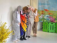 Aktorki zwierzątka oparte o siebie 