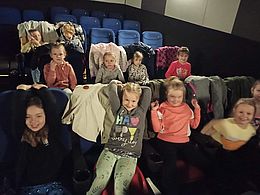 Dzieci siedzące wygodnie w fotelach