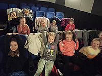 Dzieci siedzące wygodnie w fotelach