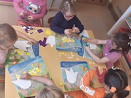 Dzieci wyklejają tulipany papierem kolorowym