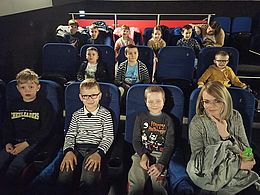 Osoby siedzące w fotelach kinowych