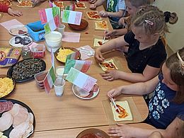 Dzieci tworzą własną pizzę 