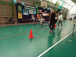 Dzieci biegną ze sztafetą w ręku