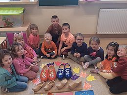 Dzieci pozują z flagą Holandii, wyklejonymi tulipanami i chodakami 