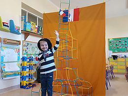 Chłopiec na tle dekoracji związanej z Francją 