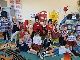 Dzieci pozują na tle dekoracji związanej z Wielką Brytanią 