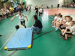 Chłopiec skacze w dal na materac 