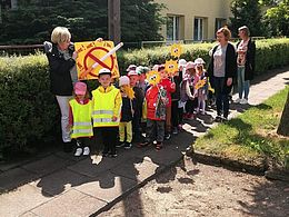 dzieci stojące para za parą z transparentami podczas spaceru