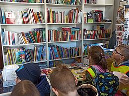 Dzieci rozglądające się po księgarni 