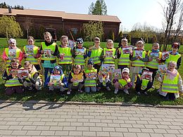 Dzieci pozują z książkami na powietrzu 